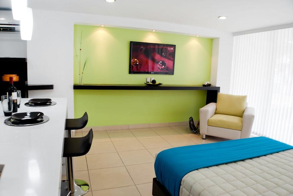 Ramada By Wyndham Acapulco Hotel & Suites Exterior photo