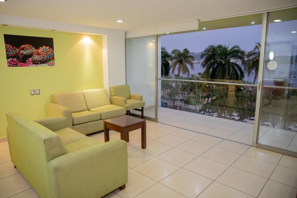 Ramada By Wyndham Acapulco Hotel & Suites Exterior photo