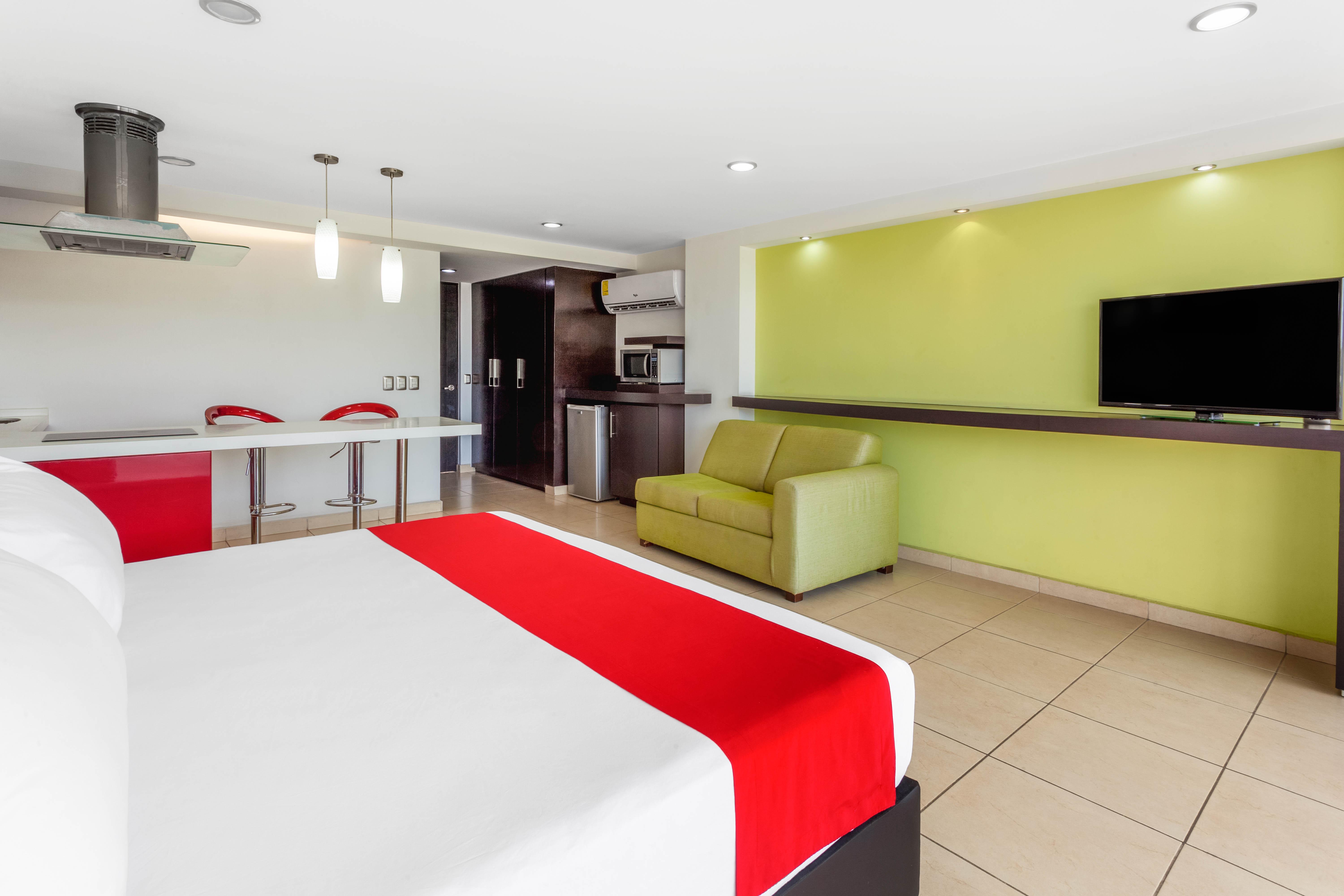 Ramada By Wyndham Acapulco Hotel & Suites Exterior photo