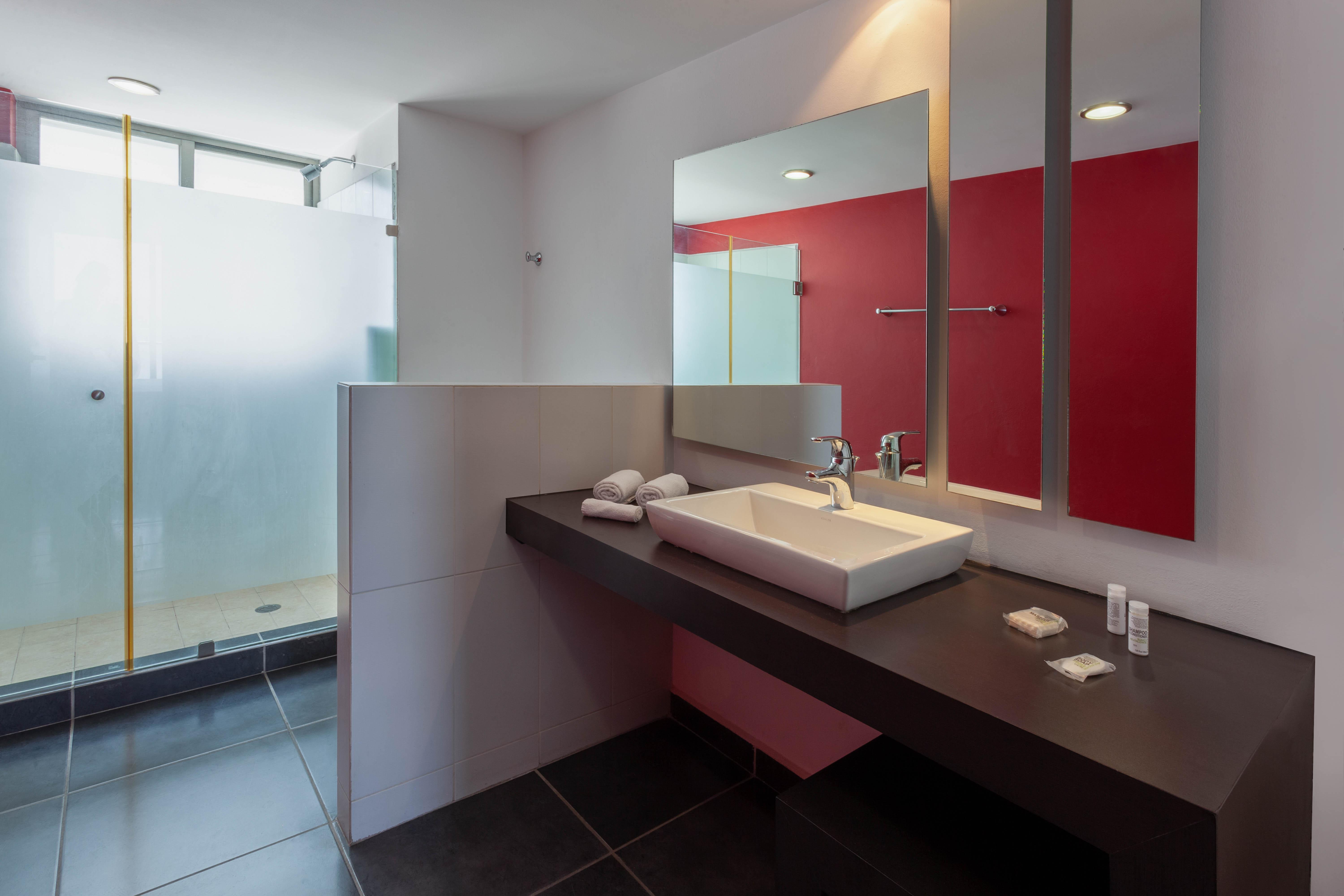 Ramada By Wyndham Acapulco Hotel & Suites Exterior photo