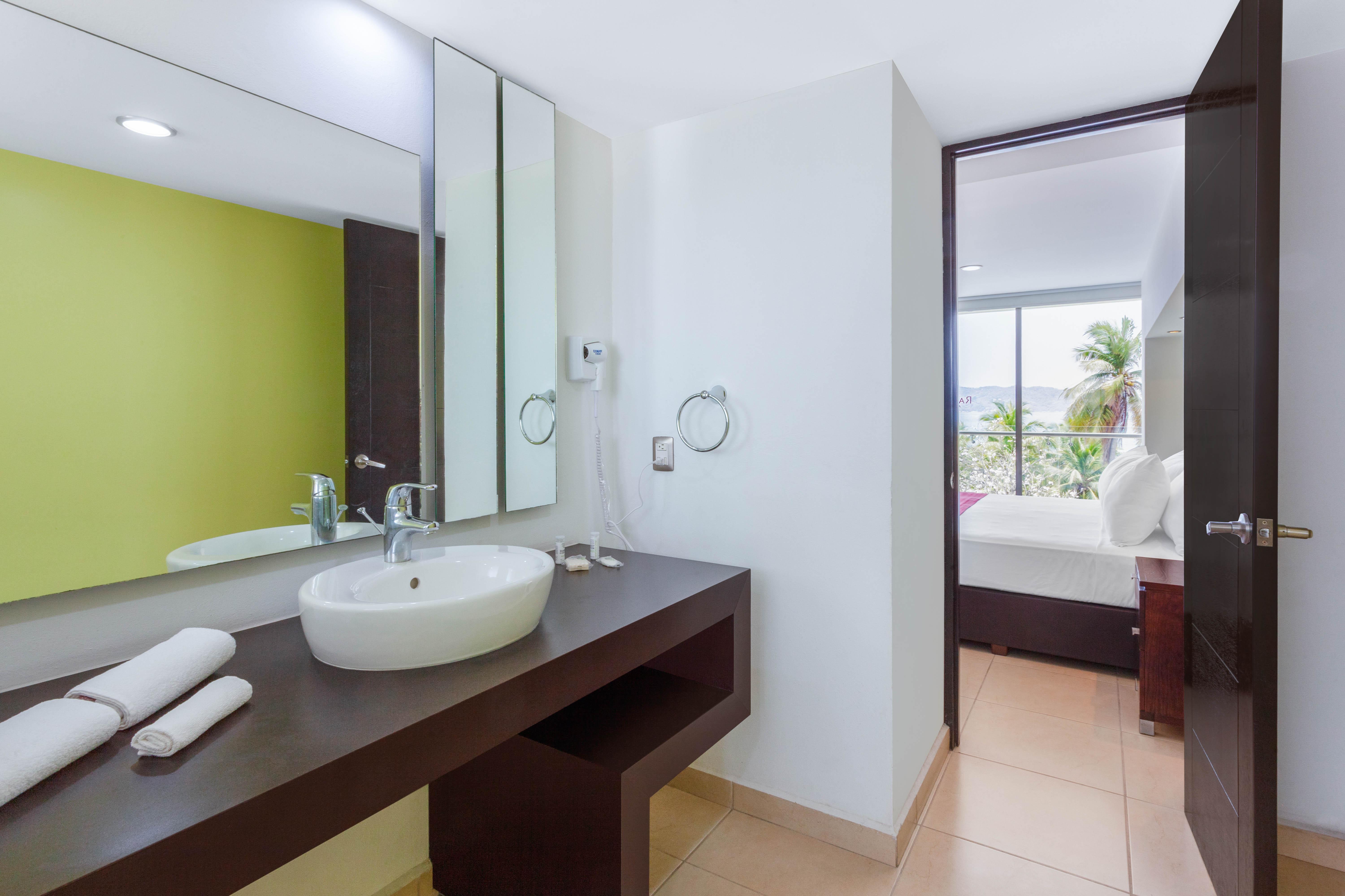 Ramada By Wyndham Acapulco Hotel & Suites Exterior photo