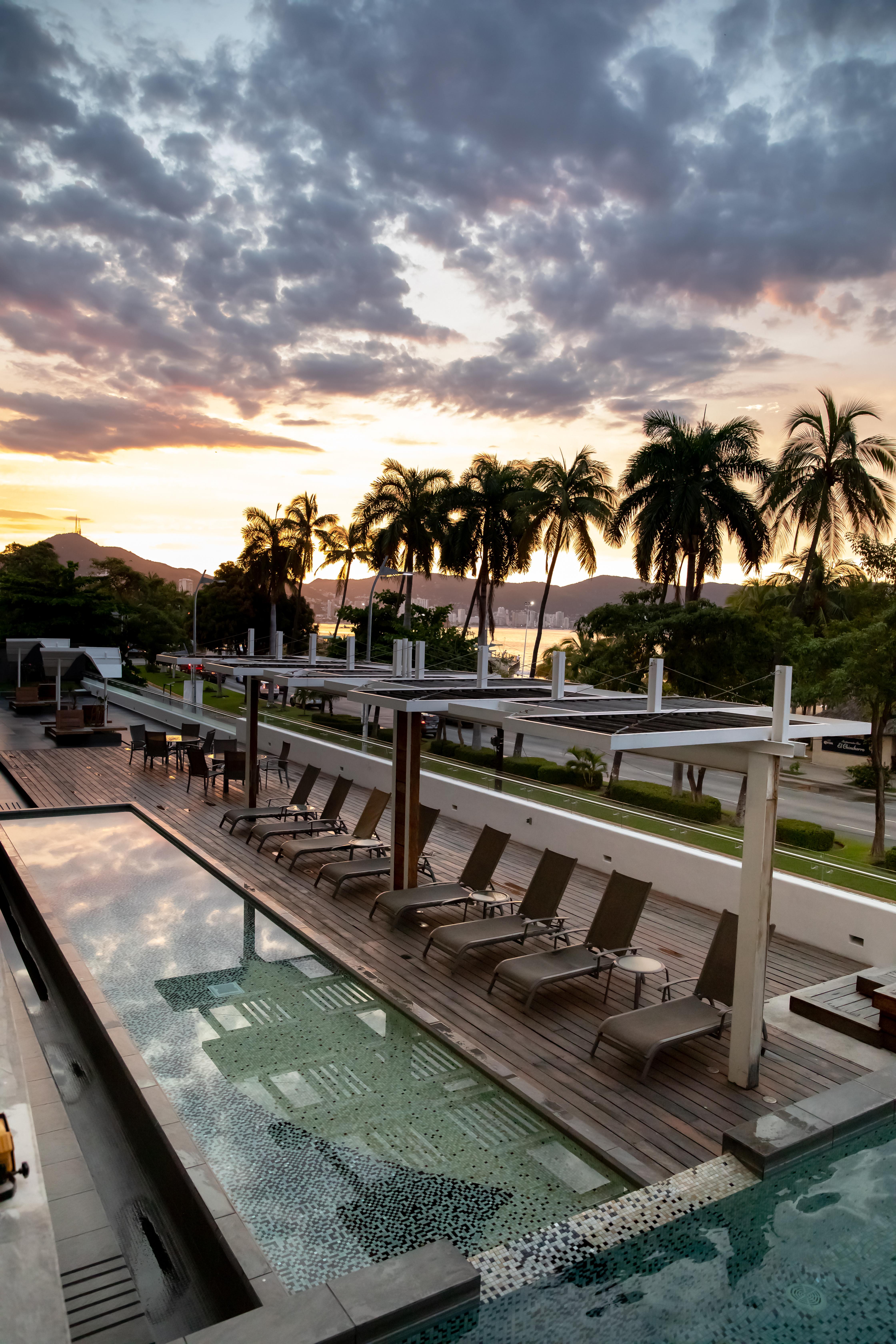 Ramada By Wyndham Acapulco Hotel & Suites Exterior photo