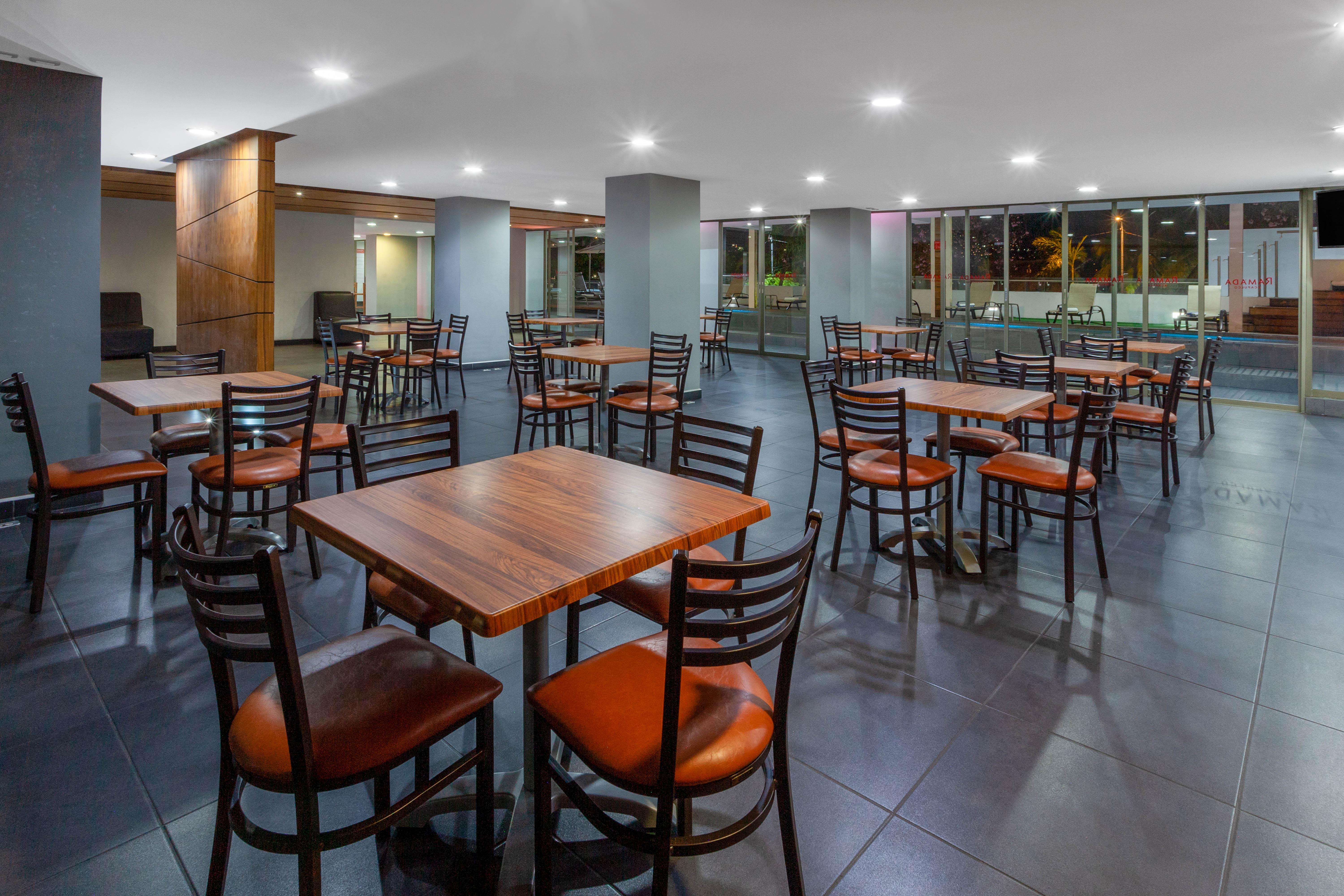 Ramada By Wyndham Acapulco Hotel & Suites Exterior photo