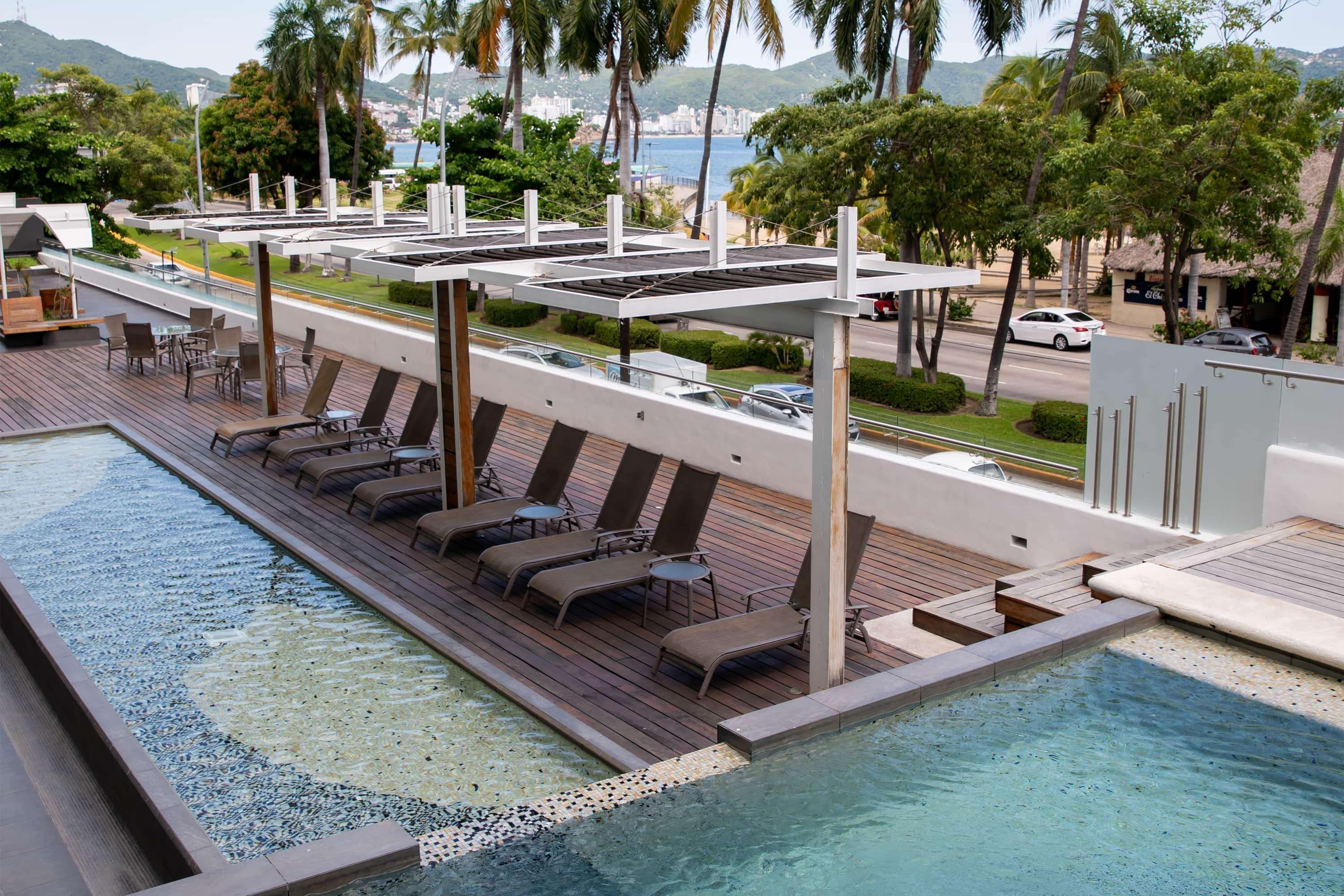 Ramada By Wyndham Acapulco Hotel & Suites Exterior photo