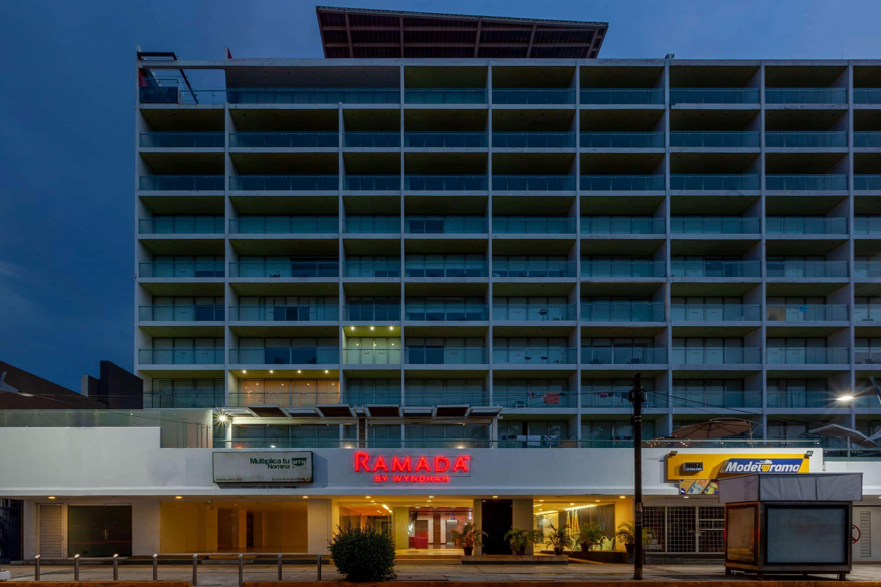 Ramada By Wyndham Acapulco Hotel & Suites Exterior photo