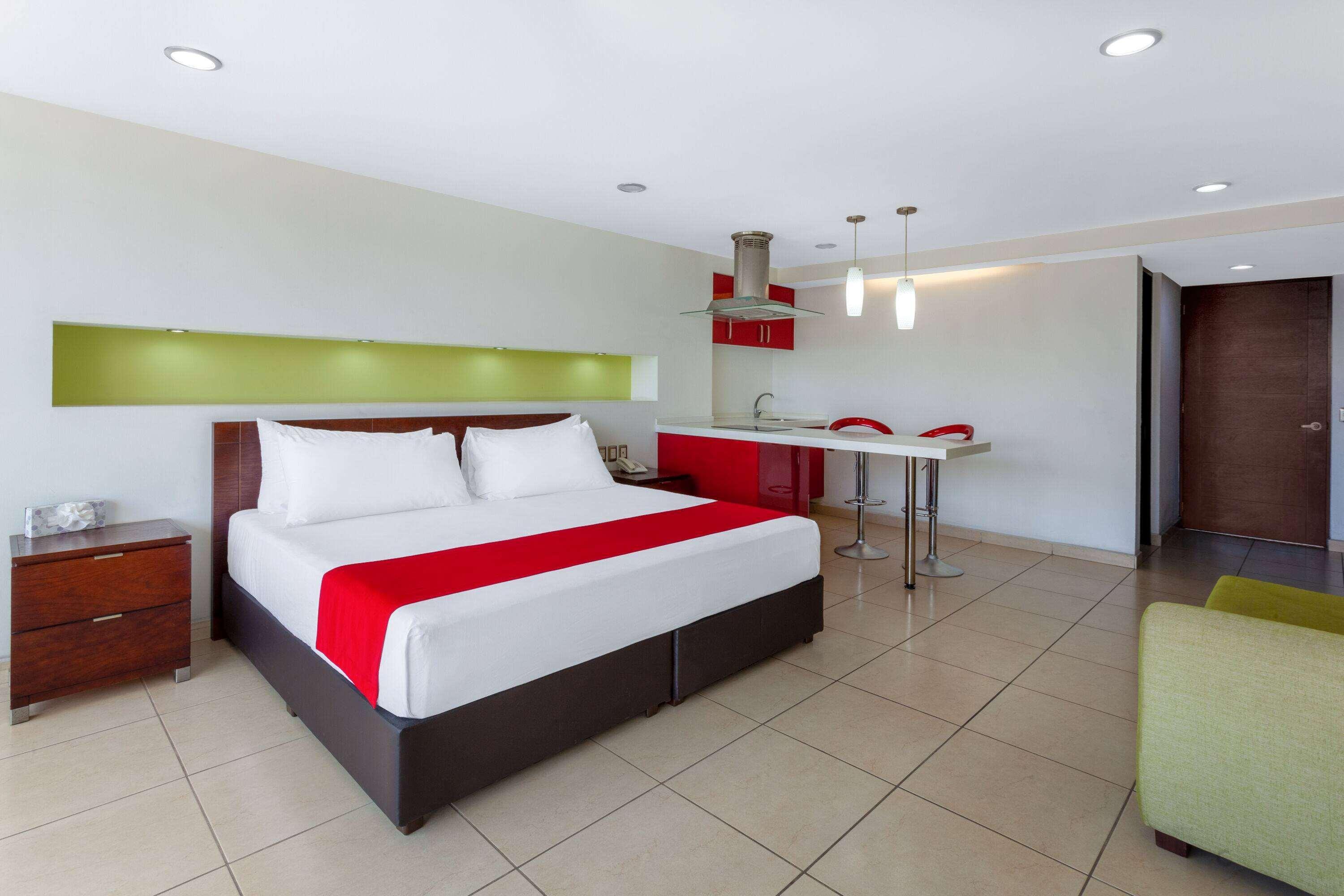 Ramada By Wyndham Acapulco Hotel & Suites Exterior photo