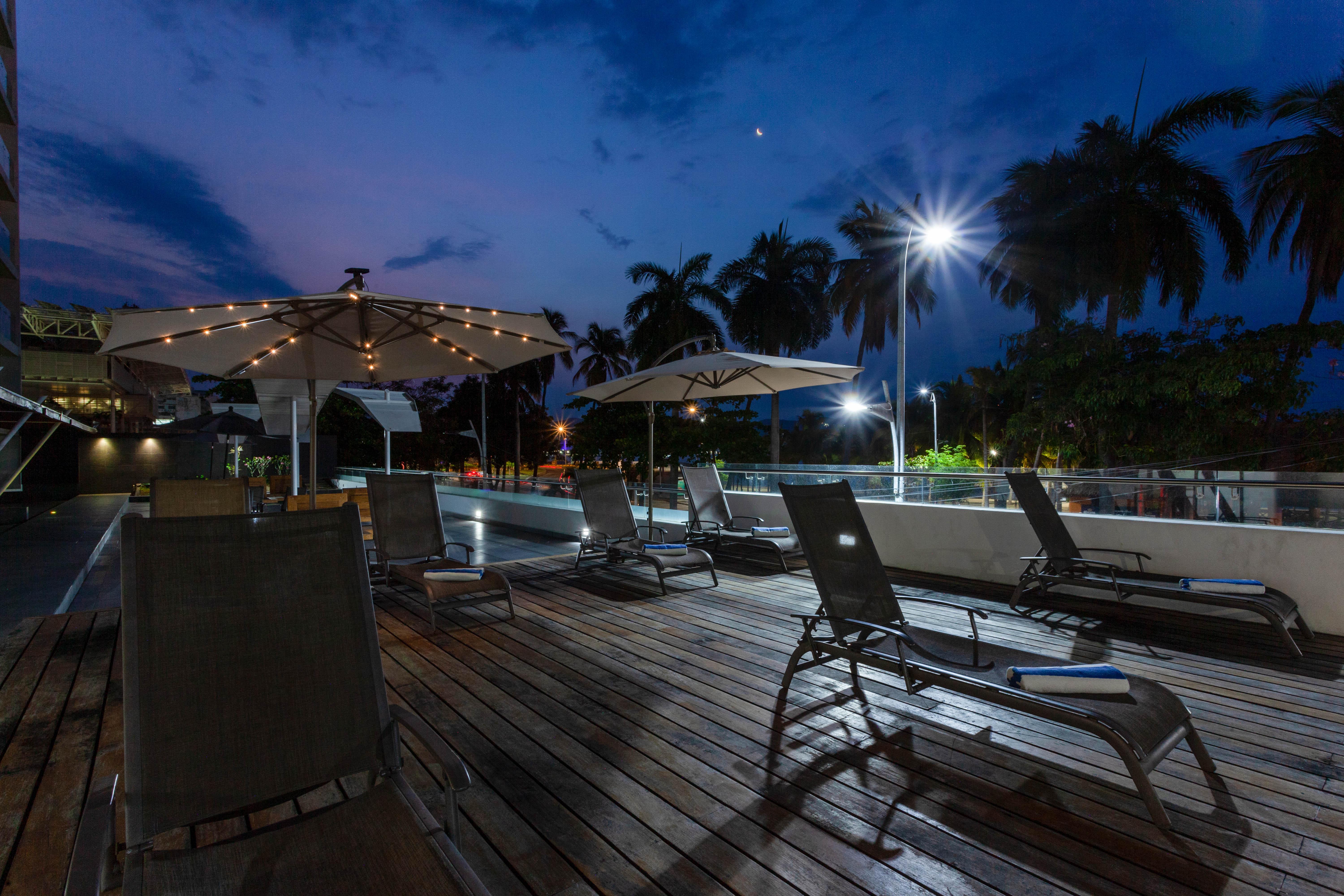 Ramada By Wyndham Acapulco Hotel & Suites Exterior photo