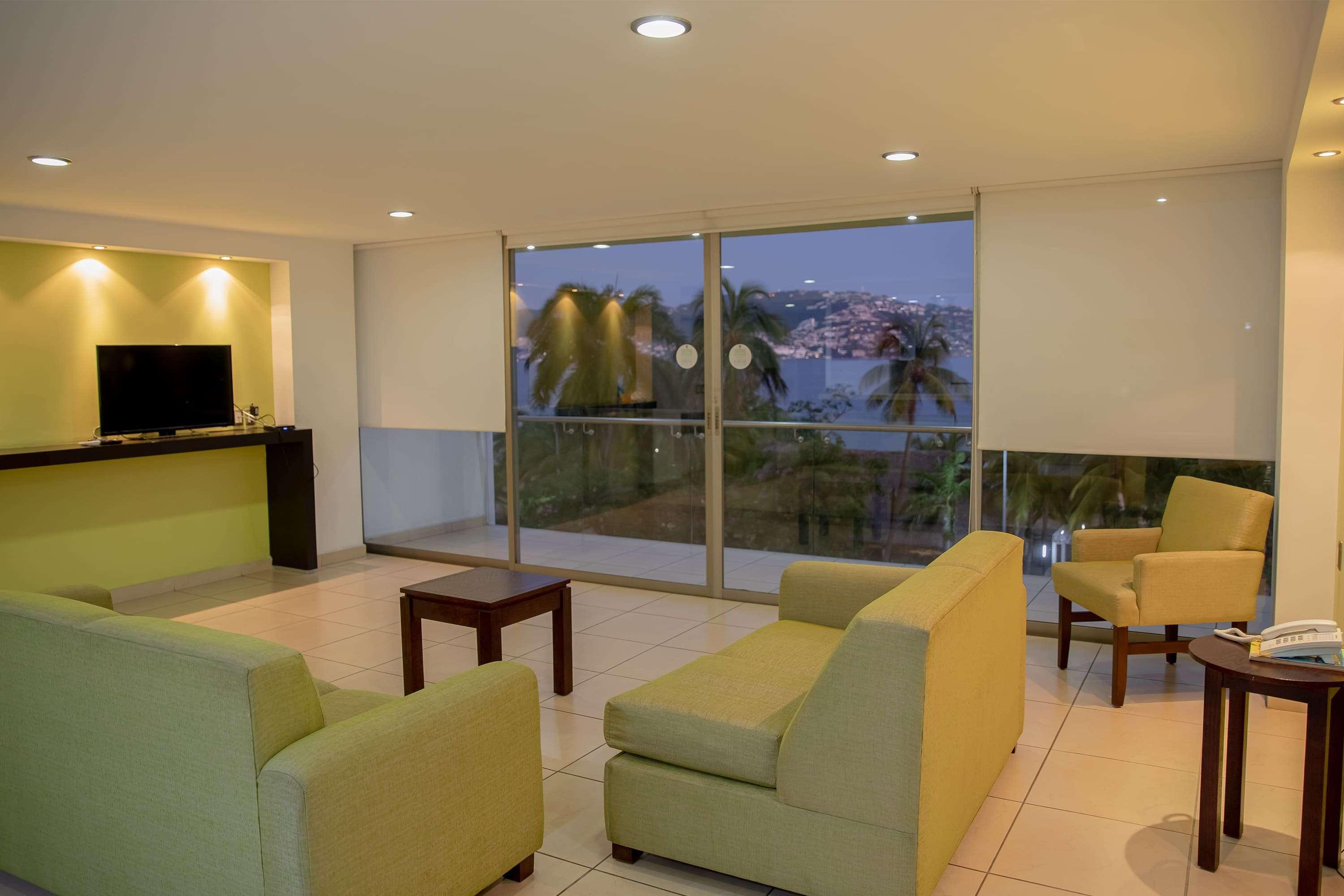 Ramada By Wyndham Acapulco Hotel & Suites Exterior photo