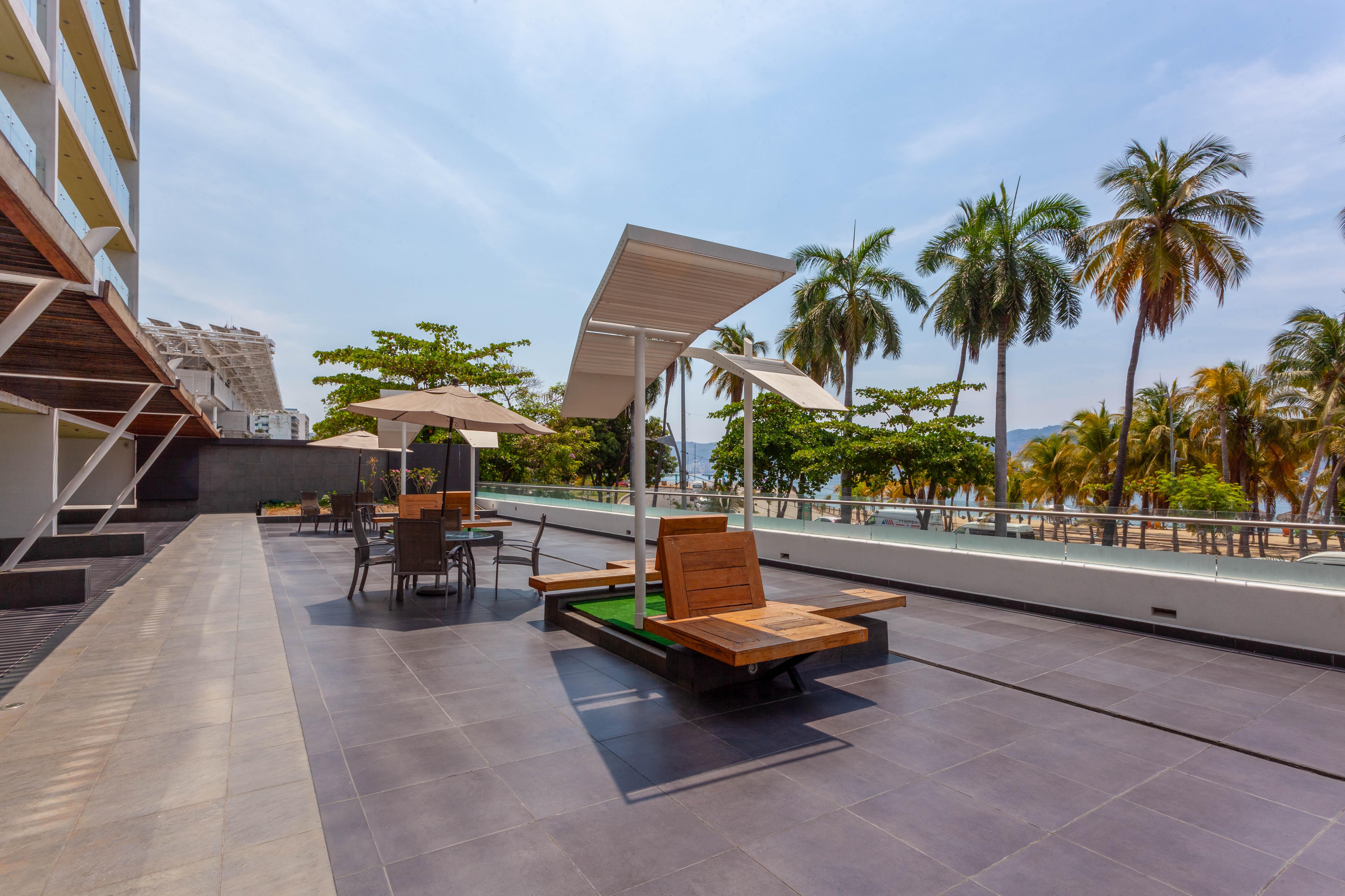 Ramada By Wyndham Acapulco Hotel & Suites Exterior photo