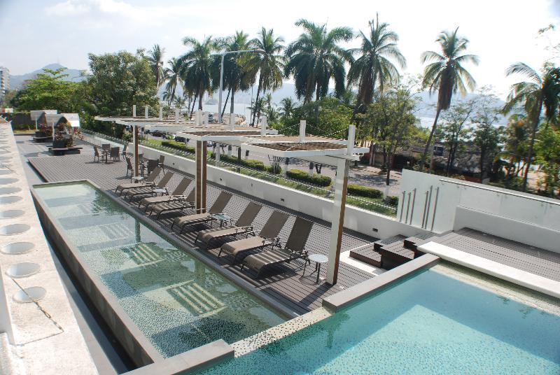 Ramada By Wyndham Acapulco Hotel & Suites Exterior photo