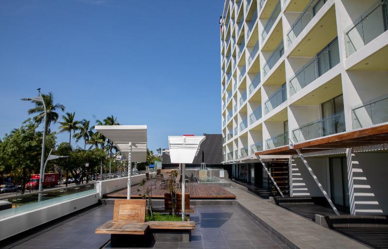 Ramada By Wyndham Acapulco Hotel & Suites Exterior photo